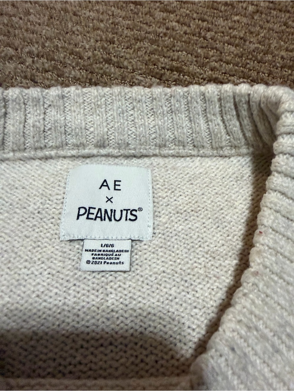181 American Eagle x Snoopy Cream & Red Graphic Crewneck Sweater - Picture 7 of 10